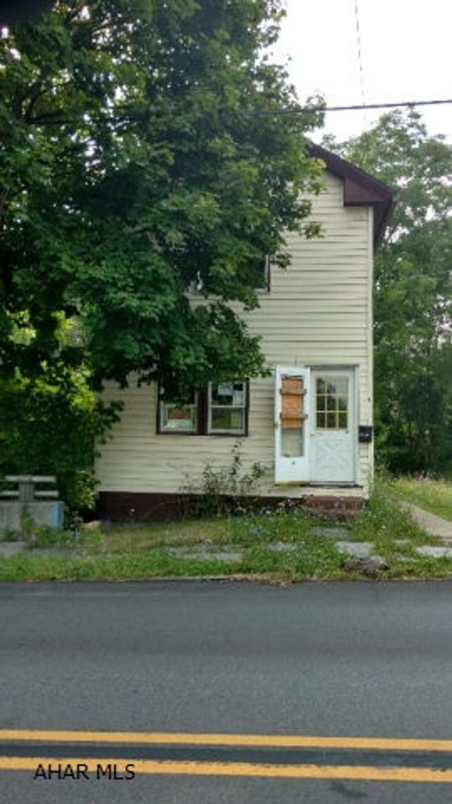 Motivated seller! CALLING ALL INVESTORS!!!!! Handy man special. This 3 bedroom 1 bath home located in the Juniata section of Altoona has off street parking and would make a great investment property or first home. Call listing agent for more information.