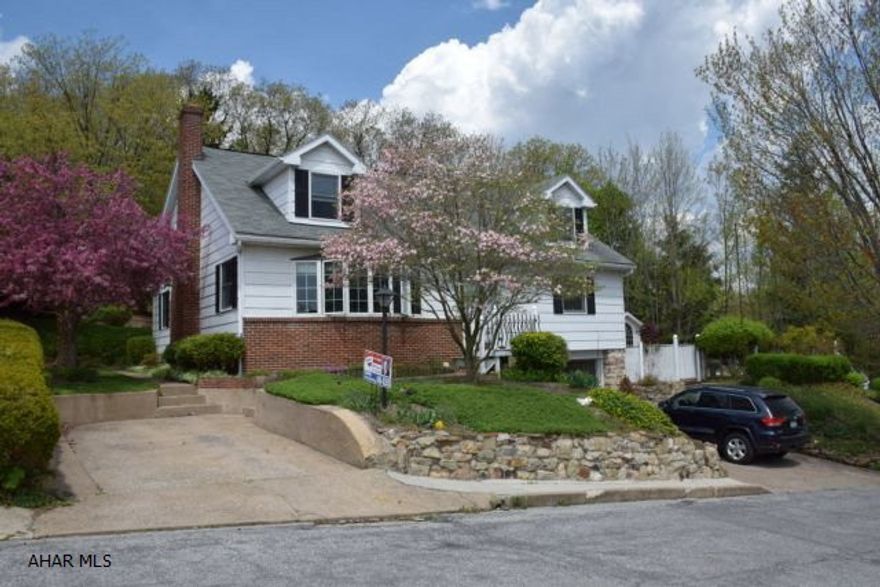 Beautiful private 120 x 120 lot. Huge master bedroom. Much larger than it looks. Hardwood floors under carpet.