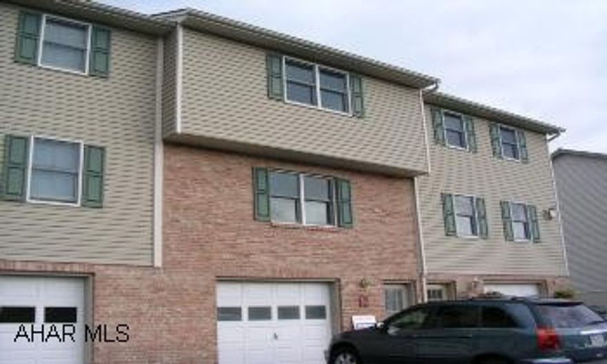 IMMACULATE 2 BED, 2 BATH TOWNHOME WITH GAS FIREPLACE. NICE DECK OFF KITCHEN. WELL LANDSCAPED.