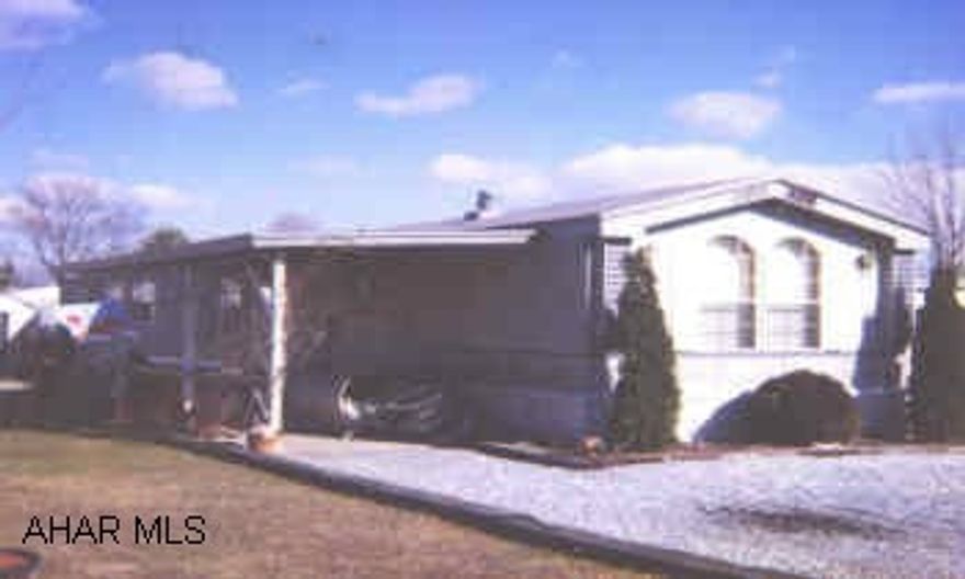 1994 MOBILE HOME ON RENTED LOT. 3 BEDROOMS, 2 BATHS, CATHEDRAL CEILINGS, GARDEN TUB, SKYLIGHT. LOT RENT IS $245 INCLUDES WATER/SEWER AND TRASH. VERY NICELY MAINTIANED. 1994 MOBILE HOME ON RENTED LOT. 3 BEDROOMS, 2 BATHS, CATHEDRAL CEILINGS, GARDEN TUB, SKYLIGHT. LOT RENT IS $245 INCLUDES WATER/SEWER AND TRASH. VERY NICELY MAINTIANED.