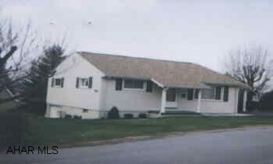 Ranch home on 100x120 lot in mint condition inside and out!