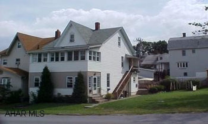 Beautiful duplex with nice deck, 2 modern kitchens, 2 modern baths, 1 stove, 1 refrigerator.  #J-838 Beautiful duplex with nice deck, 2 modern kitchens, 2 modern baths, 1 stove, 1 refrigerator.  #J-838