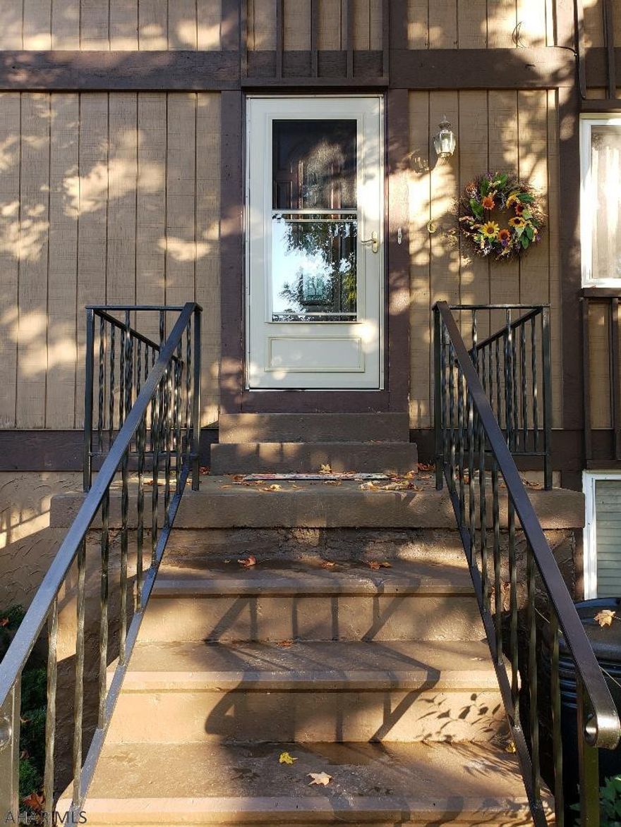 Beautiful townhouse in great location, close to shopping malls and restaurants.