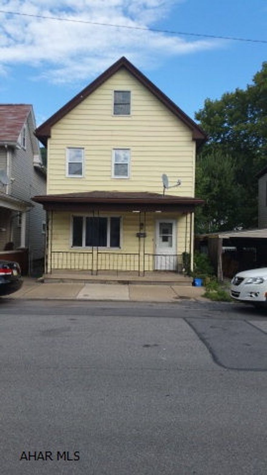 Cozy home located a few blocks from downtown Tyrone.  This 3 BR, 1 Bath, detached 2 car garage, fncd yrd is in a quiet neighborhood.  A must see!