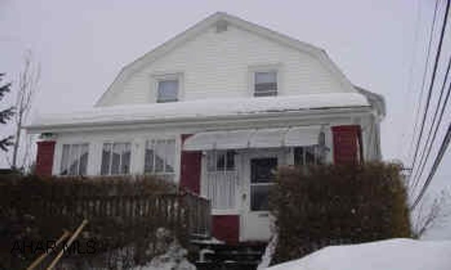 Nice Brick & Vinyl, 3 Bedroom Home, Living Room, Dining Room,Kitchen, Thermopane Windows, Heated Sunporch, Large Corner Lot. Great Starter Home!!  Call Today!! Nice Brick & Vinyl, 3 Bedroom Home, Living Room, Dining Room,Kitchen, Thermopane Windows, Heated Sunporch, Large Corner Lot. Great Starter Home!!  Call Today!!