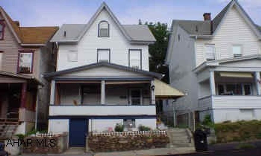 2 1/2 STORY MASONITE SIDED HOME WITH NEWER KITCHEN, WINDOWS, AND HIGH EFFICENCY FURNACE, 2-3 BEDROOMS, FULL BATH, FINISHED HEATED ATTIC, FENCED YARD. 2 1/2 STORY MASONITE SIDED HOME WITH NEWER KITCHEN, WINDOWS, AND HIGH EFFICENCY FURNACE, 2-3 BEDROOMS, FULL BATH, FINISHED HEATED ATTIC, FENCED YARD.