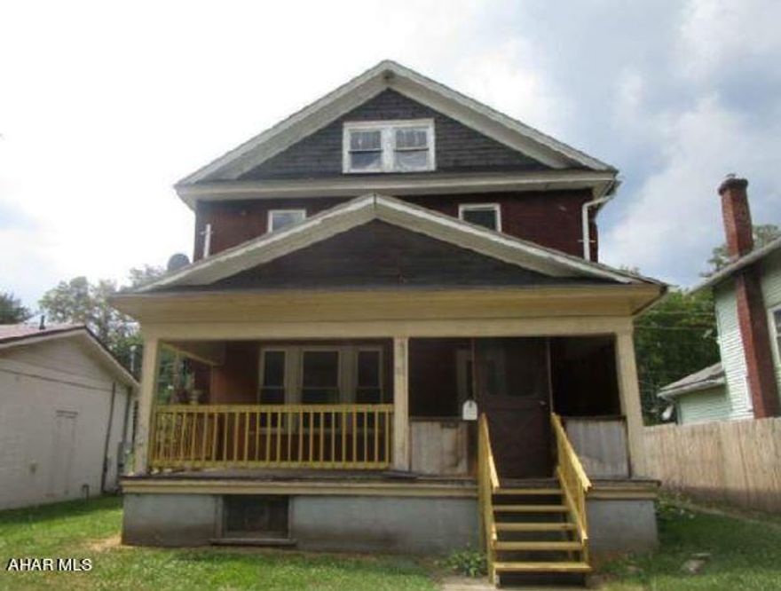 Built in 1927, this two story home offers approximately 1360 finished square
feet, three bedrooms and one full bath, separate dining room, hardwood, full
unfinished basement and covered front porch. This home sits on an approximate
6534 sqft lot. All kitchen components are missing.