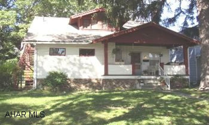 COZY FOUR BEDROOM W/ EAT IN KITCHEN. COULD BE DUPLEXED. SECOND FLOOR FEATURES A KITCHENETTE. COZY FOUR BEDROOM W/ EAT IN KITCHEN. COULD BE DUPLEXED. SECOND FLOOR FEATURES A KITCHENETTE.