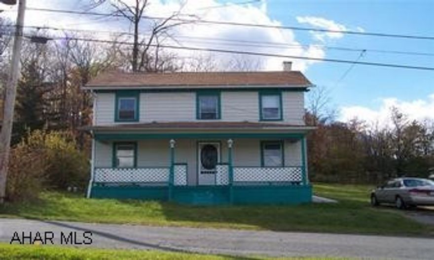 This older 2 story, 3 bedroom frame house has an open floor plan with full bath and a separate main-level laundry room.  Large 75x150 level lot is bordered by woods.  With a little TLC, this could be the home you've been waiting for.  (Directions:  26 N. to right through Saxton, left onto 913, right at Washington St., left onto 4th St., property on right.  Sign in yard.)