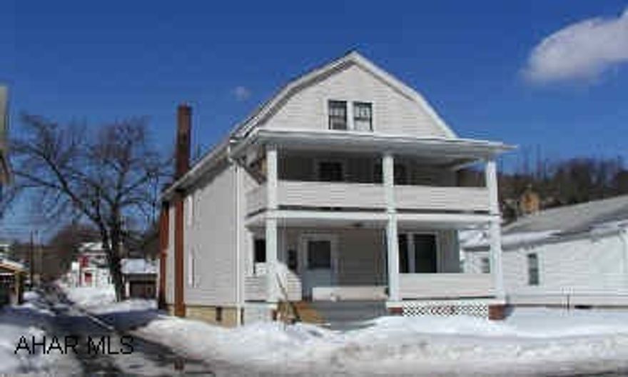 1st Floor vacant, previously rented for $290+ utilities     2nd Floor occupied, rents for $310+ utilites.