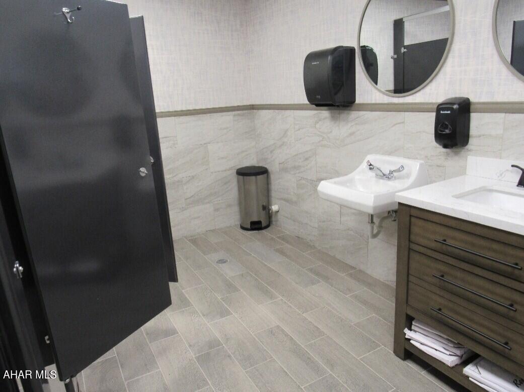 East End - Commercial Sale