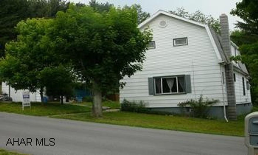 NICE 3 BEDROOM ON HUGE LOT.  QUIET LOCATION. NICE 3 BEDROOM ON HUGE LOT.  QUIET LOCATION.