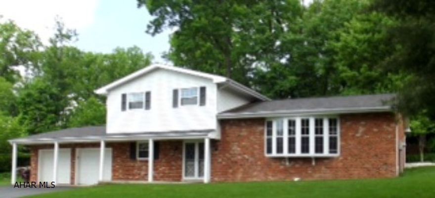 Spacious custom-built split level with open floor plan on double lot. Kid friendly neighborhood. Large master with great closets. Eat in kitchen with patio access.