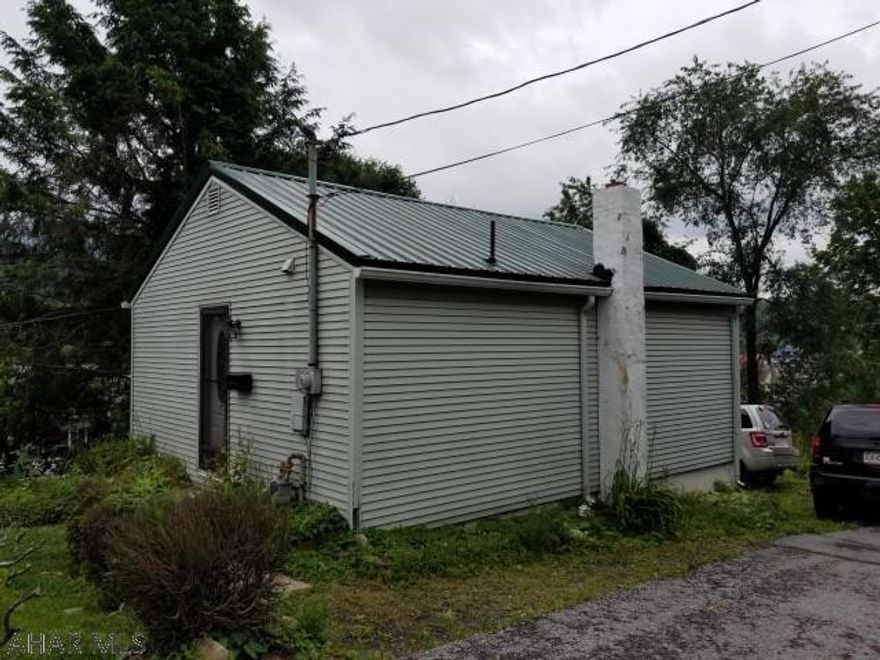 Updated 1 story, 1 bedroom home with modern kitchen and bath. Full basement. Off street parking.