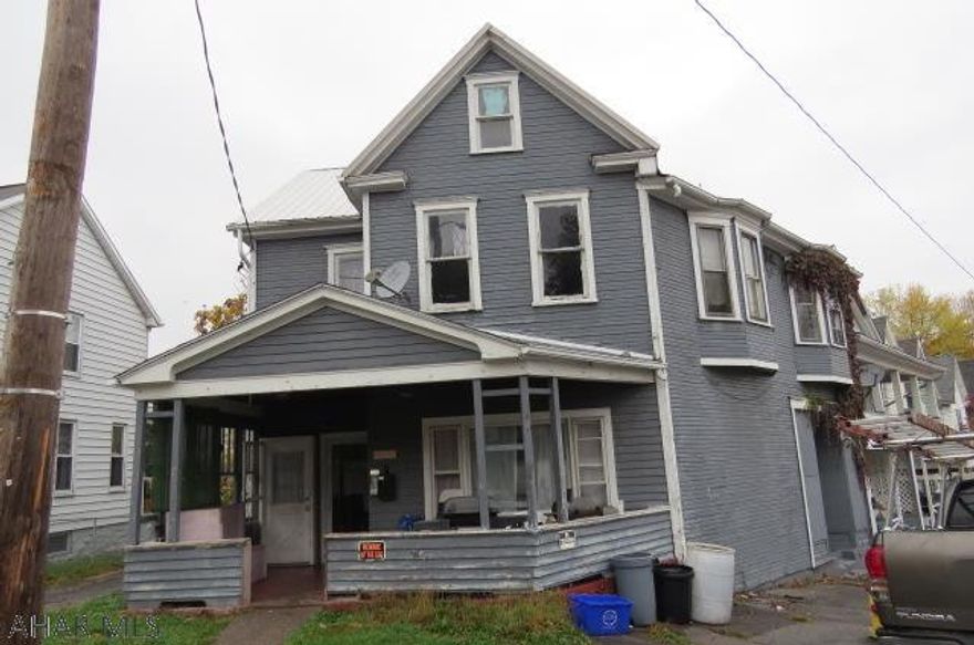 This 2 unit investment property has so much to potential. Whether you are looking to live in 1 unit and make money on the other or rent them both out, money is to be made.