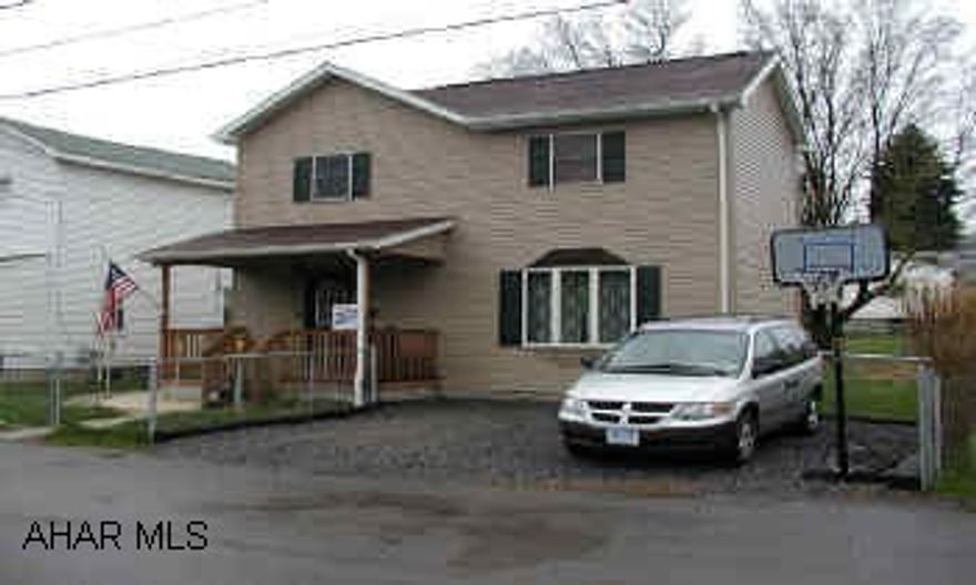 Great starter home, move in condition, everything less than 3 yrs old , Fenced in yard. Nice home needs to be seen !!!!