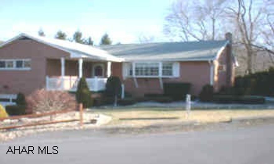 WELL BUILT BEAUTIFUL BRICK RANCHER. HARDWOOD FLOORS & CARPET. OAK KITCHEN, 2 BATH, 3 BEDROOM. NEW KITCHEN FLOORING, REMODELED FAMILY ROOM. PROFESSIONAL NEW  LANDSCAPING.