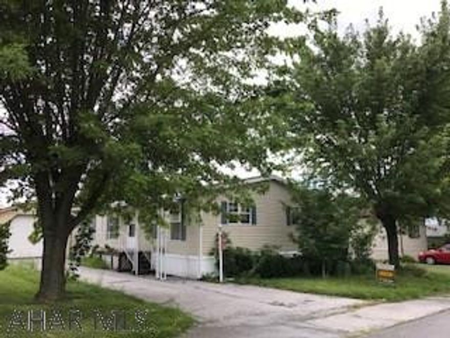 Very nice location across from pond in Henrys Mobile Village.  Dining area builtins.