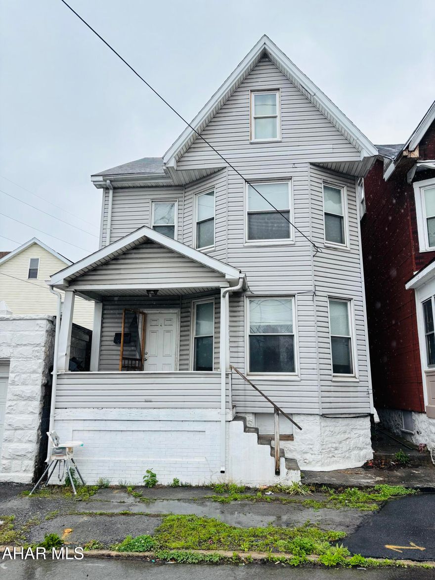 Large 3 bedroom, 1 bath home. Great investment opportunity.