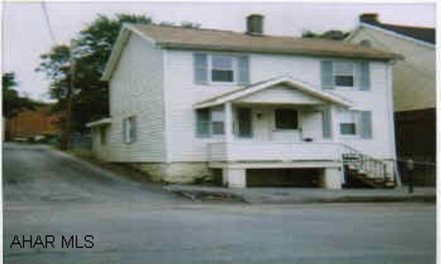 Nice home in Hollidaysburg.  2 bedrooms, 1 bath with small yard, laundry hook-ups in kitchen. Nice 2 bedrooms, 1 bath  home in Hollidaysburg with small yard, laundry hook-ups in kitchen.