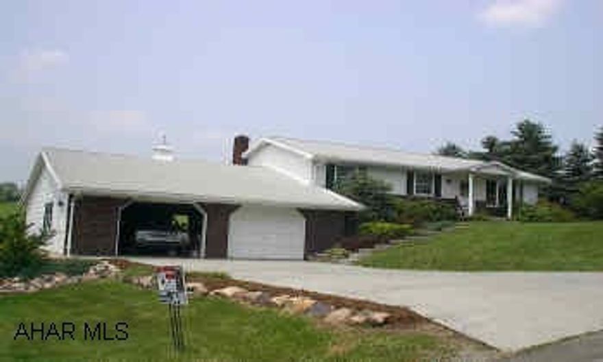 Spacious 4 bed ranch on 3/4 acre lot.  Home is maticulus throughout & offers , a fantastic view.  Beautiful Florida room too.