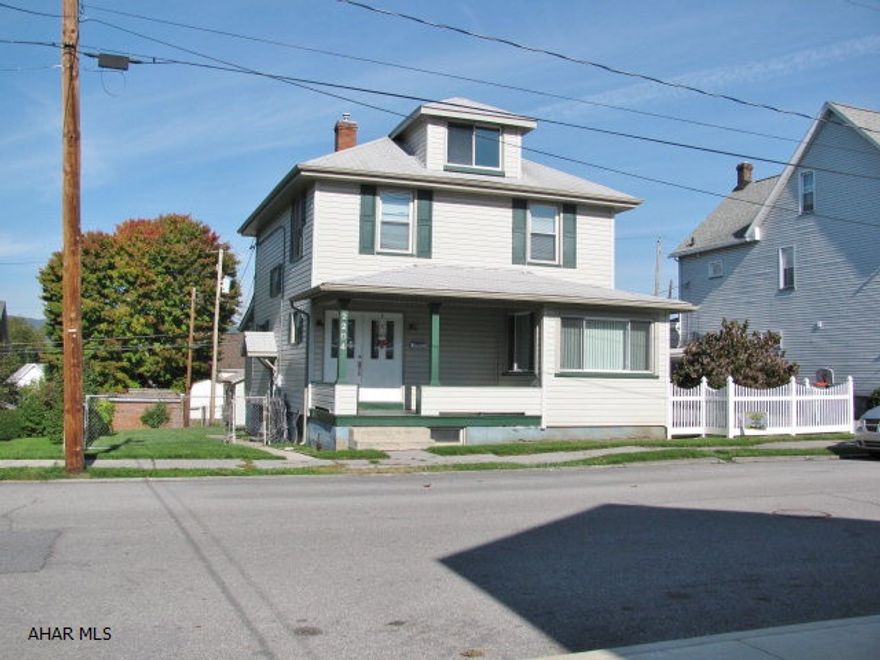 Spacious 3 bedroom home in nice location! 2 baths, family room, & fenced-in yard make this a nice place to live!