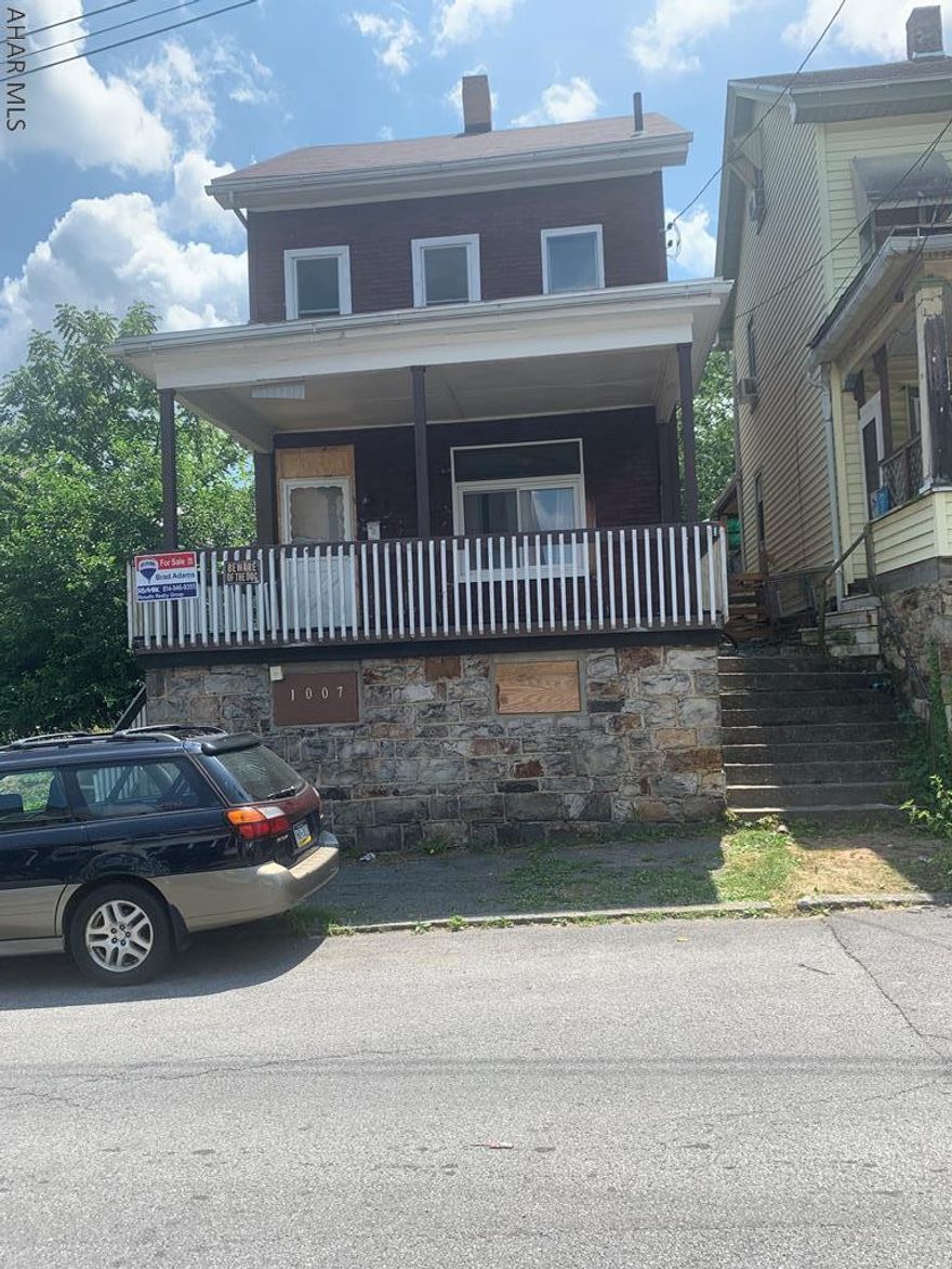 Starter home, fenced back yard