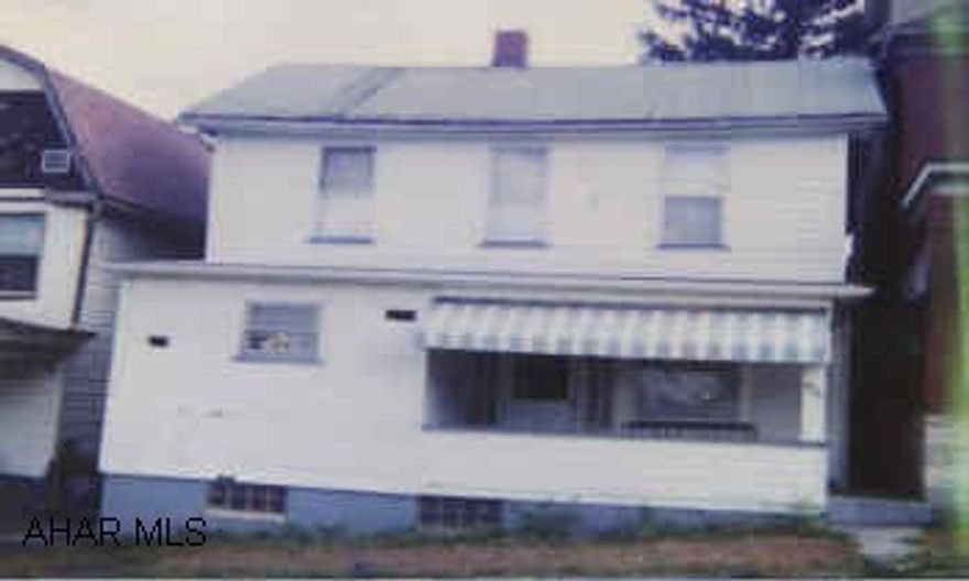 Handyman's special. 4 bedrooms, 1 3/4 baths, close to High School.New Furnace & hot water tank.  Possible money-maker!