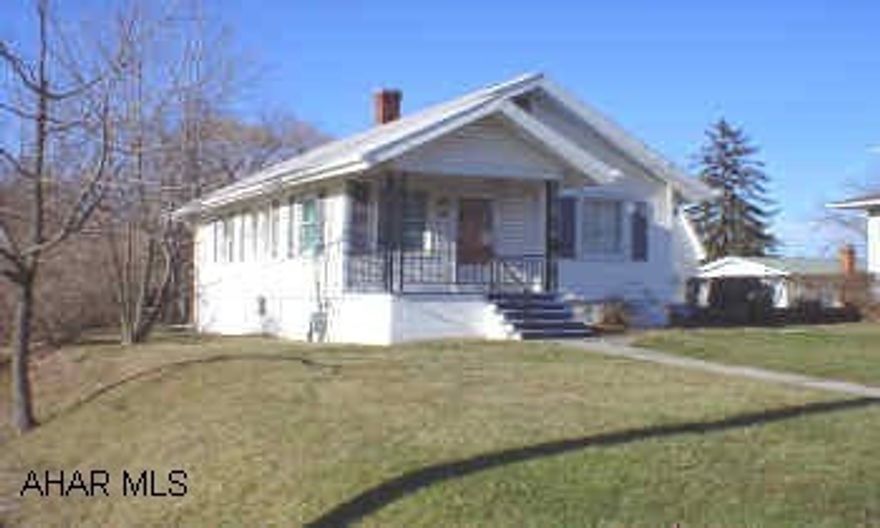 ONE STORY, VINYL SIDED, ZONED HIGHWAY BUSINESS.  COULD BE A BUSINESS, CORNER LOT, NEWER WINDOWS, NEWER KITCHEN AND BATH. ONE STORY, VINYL SIDED, ZONED HIGHWAY BUSINESS.  COULD BE A BUSINESS, CORNER LOT, NEWER WINDOWS, NEWER KITCHEN AND BATH.