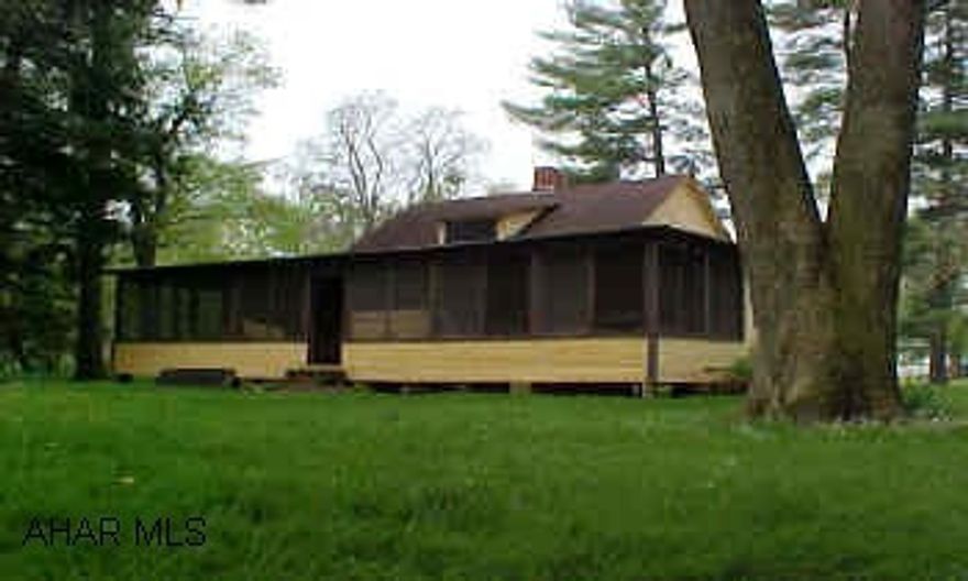 1.5 story frame cottage- Fisherman's Paradice. Screened Porch, Riverfront