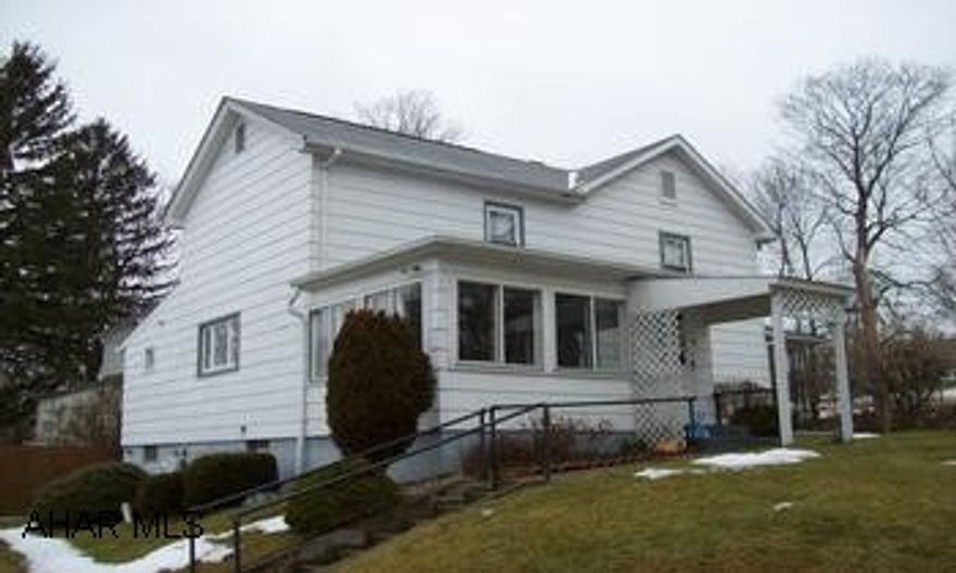 Beautiful 2 1/2 story modern oak kitchen, modern handicap access. 3BR, 2BA, 1.25 ac, 2 1/2 car detached garage. Exceptional nice move in ready home. Heated sunroom. Super clean everywhere.