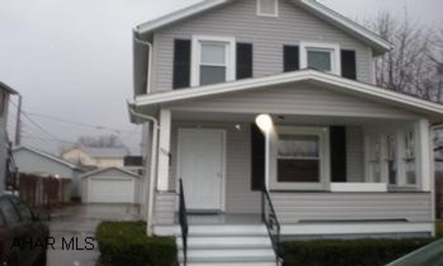 House was professionally remodeled by Tom Barr. New roof, siding, windows, kitchen, drywall, floor coverings, kitchen, bath ect, ect!!!!! Too much to list !