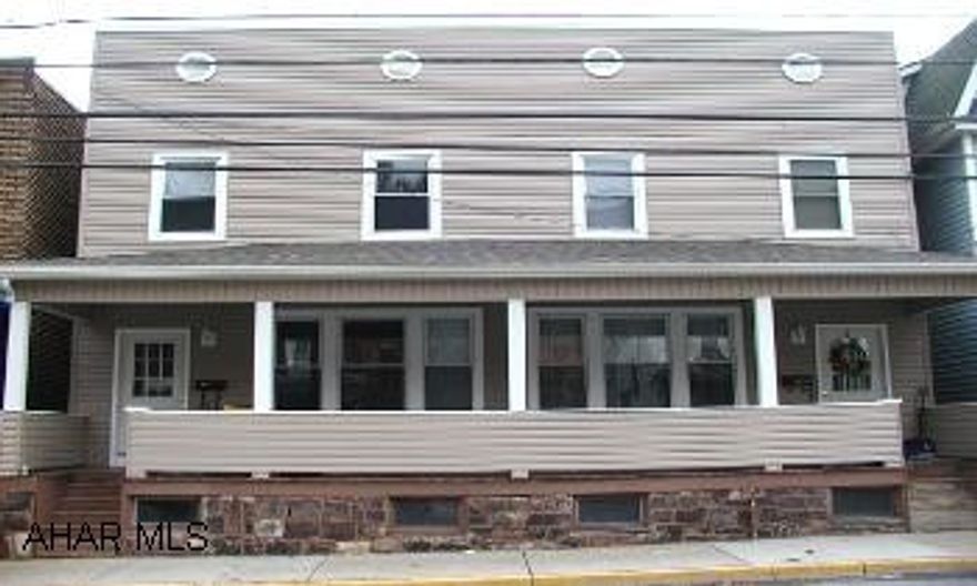 NICE REDONE DOUBLE HOUSE NEEDS NOTHING GREAT INVESTMENT. BOTH SIDES PAY $400 + UTILITIES