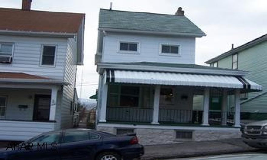 Very Nice 2 1/2 Story - Nicely Well Maintained Condition -  Close To Schools - Kids Could Walk To School - Close To Shopping Very Nice 2 1/2 Story - Nicely Well Maintained Condition - Close To Schools - Kids Could Walk To School - Close To Shopping