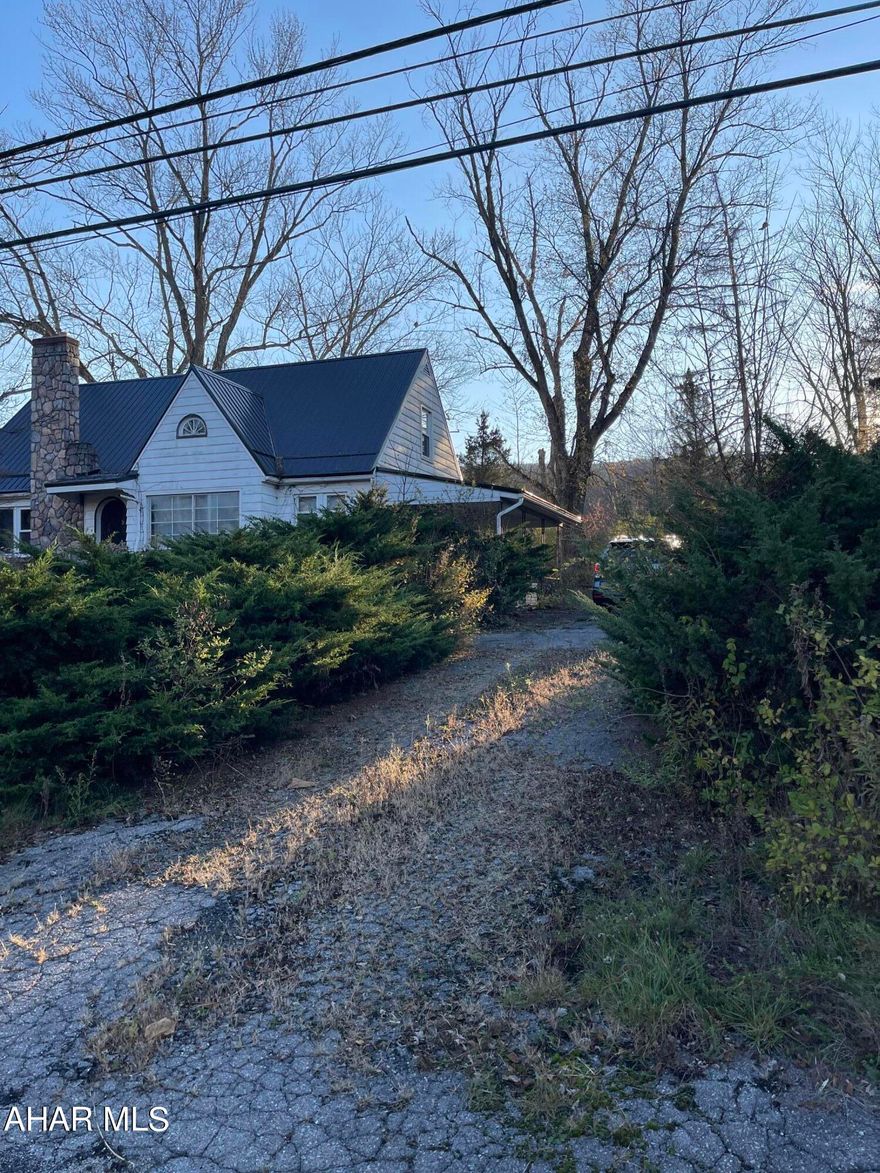 Cape Cod home offers three bedroom, one bathroom. Hardwood floors, sits on half acre of ground, true diamond in the rough!!!  Newer mechanics and roof! Hollidaysburg school district

ALL OFFERS BEING PRESENTED - TUESDAY, 11-7 BY 7PM  

DOES NOT REQUIRE FLOOD INSURANCE - Driveway hard to see, pay special attention.