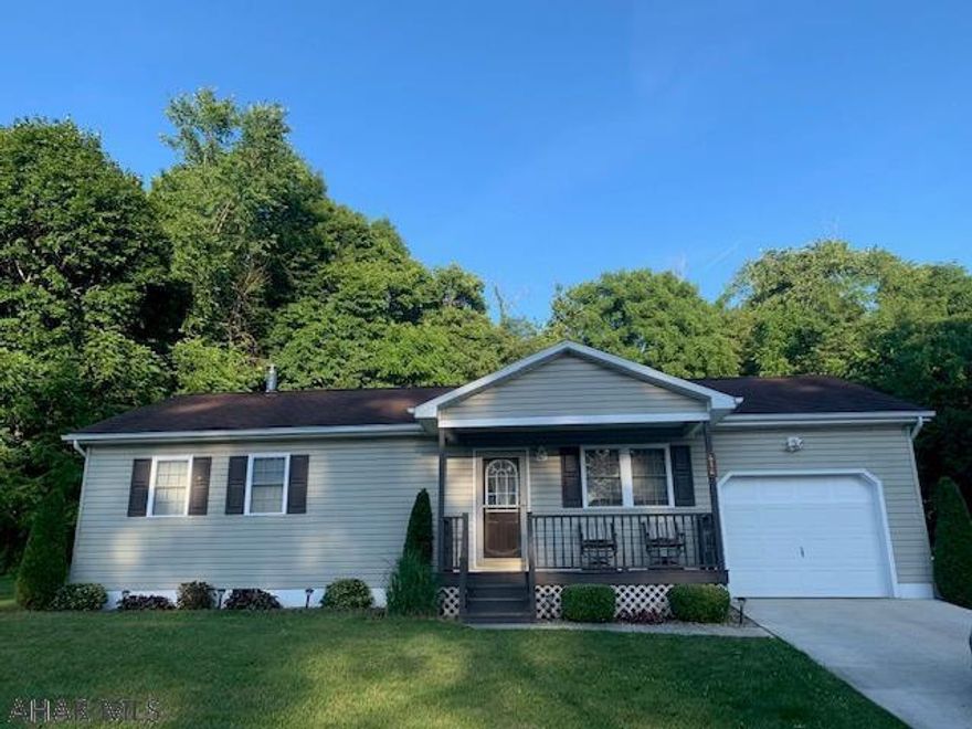 Ready to move in 1 story ranch home on private lot located on a dead end street. This home is perfect for a starter home or downsizing. Nothing to do but move in!!