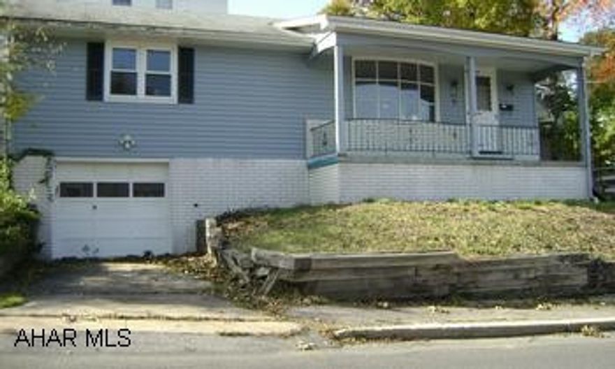 2 bedroom ranch with hardwood floors, central air, freshly painted. 2 bedroom ranch with hardwood floors, central air, freshly painted