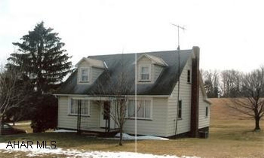 Cape Cod on 4.15 acres. Nice farmette with 3BR/2BA on 4+ acres w/great potential in pleasant country setting. All the benifits of country living and only 10 minutes from Everett. This would be a great residence, hobby farm or get-away property.