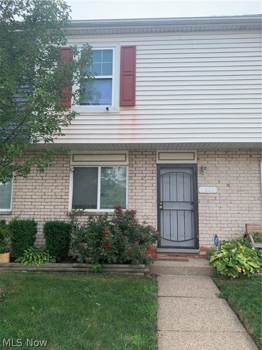 Great 3/2 Townhouse style Condominium.  Full basement (mostly finished) - pool table and hot tub stay.  Only a 5-minute drive to Cleveland Clinic (Main Hospital).