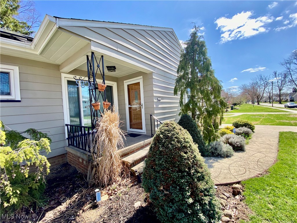 5825 Monica Lane, Garfield Heights, Ohio image 4