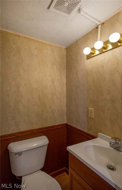 Main image without alt text