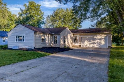 Homes For Sale - 2000 Stake Drive<br/> Summit County, Green, OH 44232
