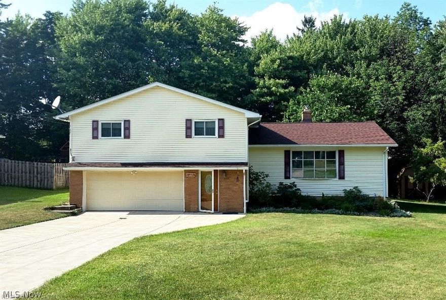 Spacious 4 Bedrooms 2.5 bath split level with on a quite dead - end street with basement,sun room,walking distance to state of the Art Community/Recreation Center.Easy access to multiple shopping areas,park,library ,public transportation.Great location with easy access to I -71 ,Turnpike (I-80),I-480, downtown Cleveland or Akron and Airports.