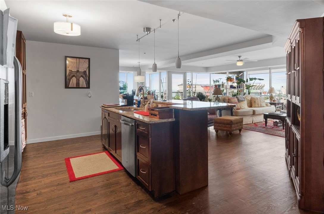 701 W Lakeside Avenue 501