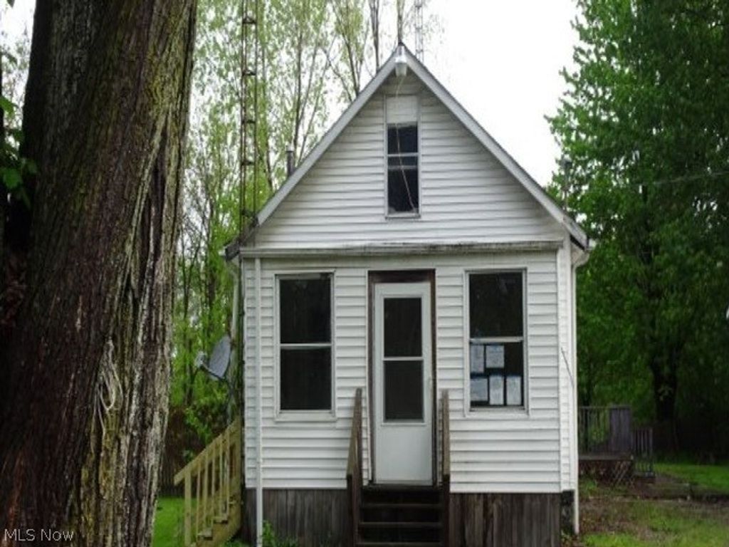 Photo of 517 Dewitt Street, Lorain, OH 44055 (MLS # 5212110)