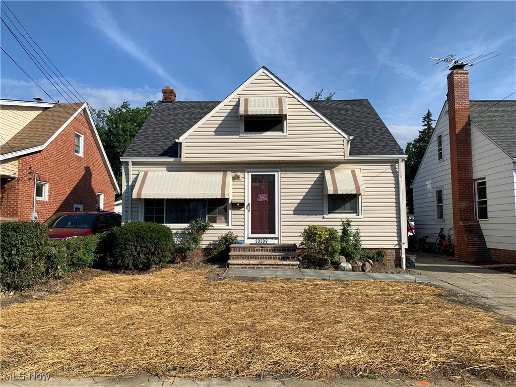 Don't miss this move-in ready 3 bedroom bungalow. Point of sale complete , all new front yard(2025), all new front concrete walkway to porch(2025) finished basement with bar. Hardwoods just redone 2025, priced to sell, easy to show, quiet street awaits!
