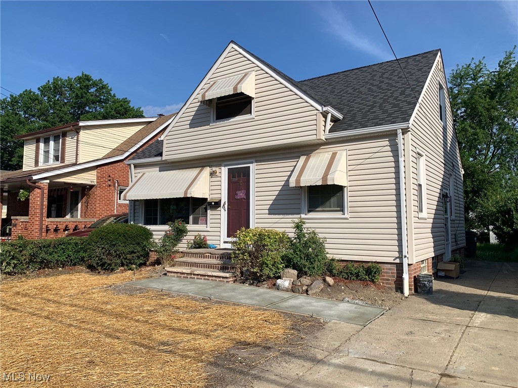 Don't miss this move-in ready 3 bedroom bungalow. Point of sale complete , all new front yard(2025), all new front concrete walkway to porch(2025) finished basement with bar. Hardwoods just redone 2025, priced to sell, easy to show, quiet street awaits!
