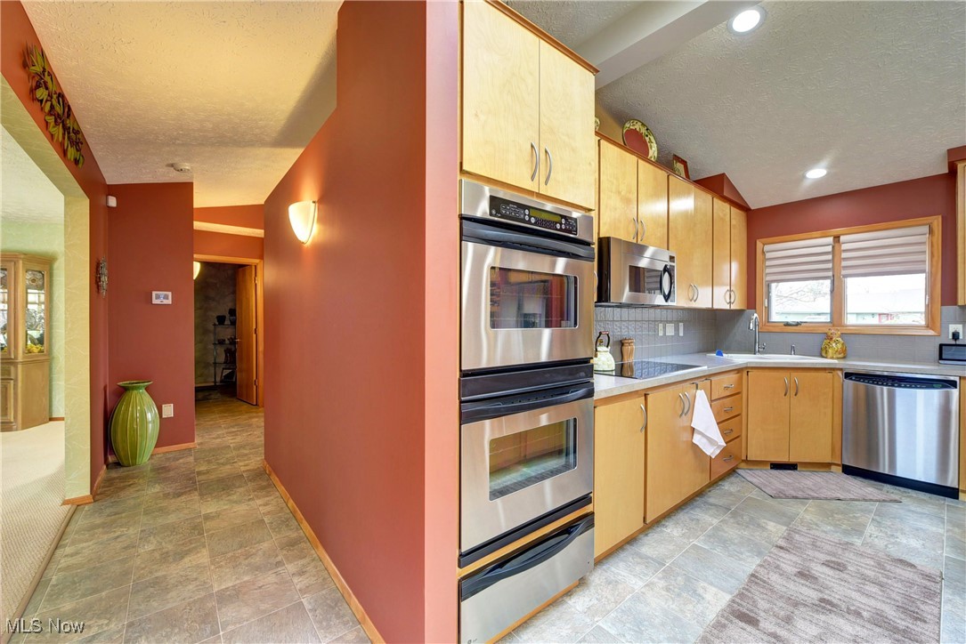 8739 Timber Edge Drive, North Ridgeville, Ohio image 16