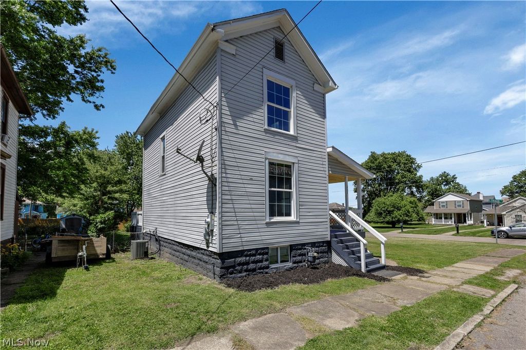 Photo of 207 Columbia Street, Zanesville, OH 43701 (MLS # 5209887)