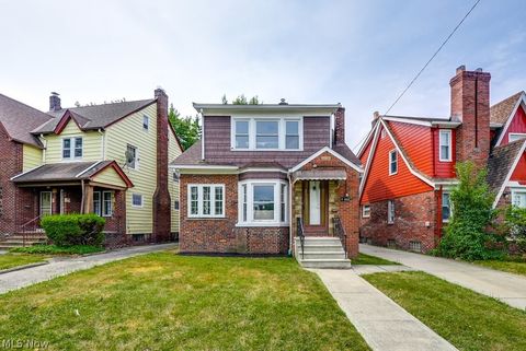 Single Family Residence in University Heights OH 3490 Raymont Boulevard.jpg